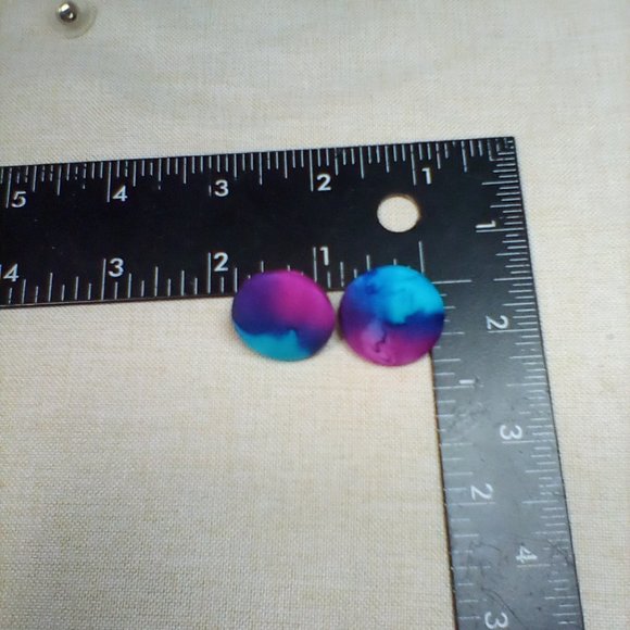 Pair of Women stud earrings - Picture 2 of 4